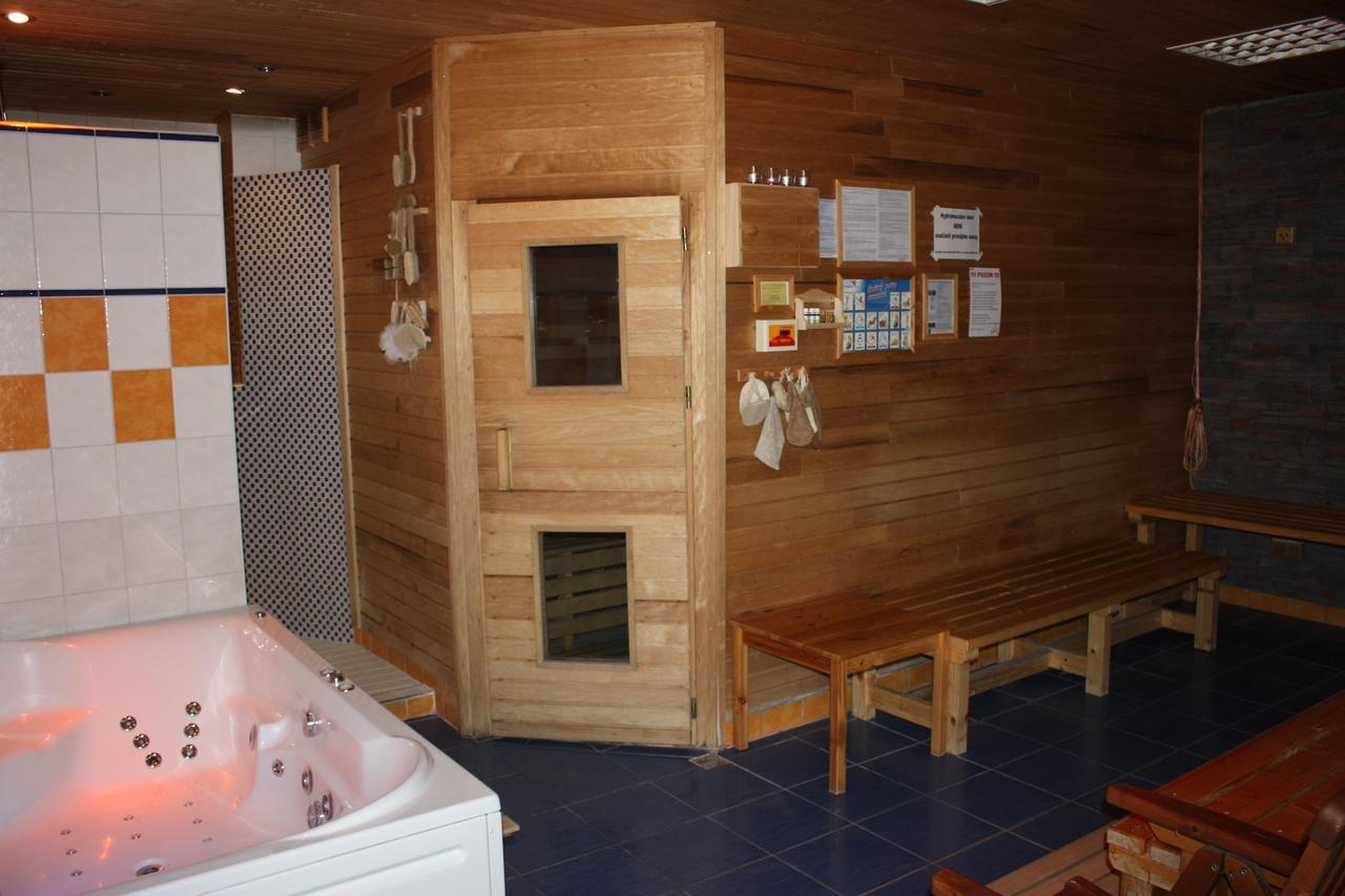Sporthotel Bk Pod Lipou ロウドニツェ・ナト・ラベム エクステリア 写真